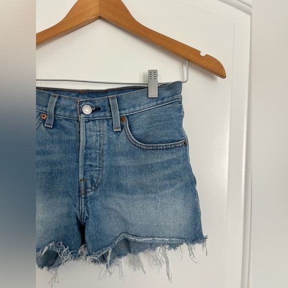 Levi’s 501 Lightwash Distressed Shorts size 27 100% cotton - Picture 4 of 10